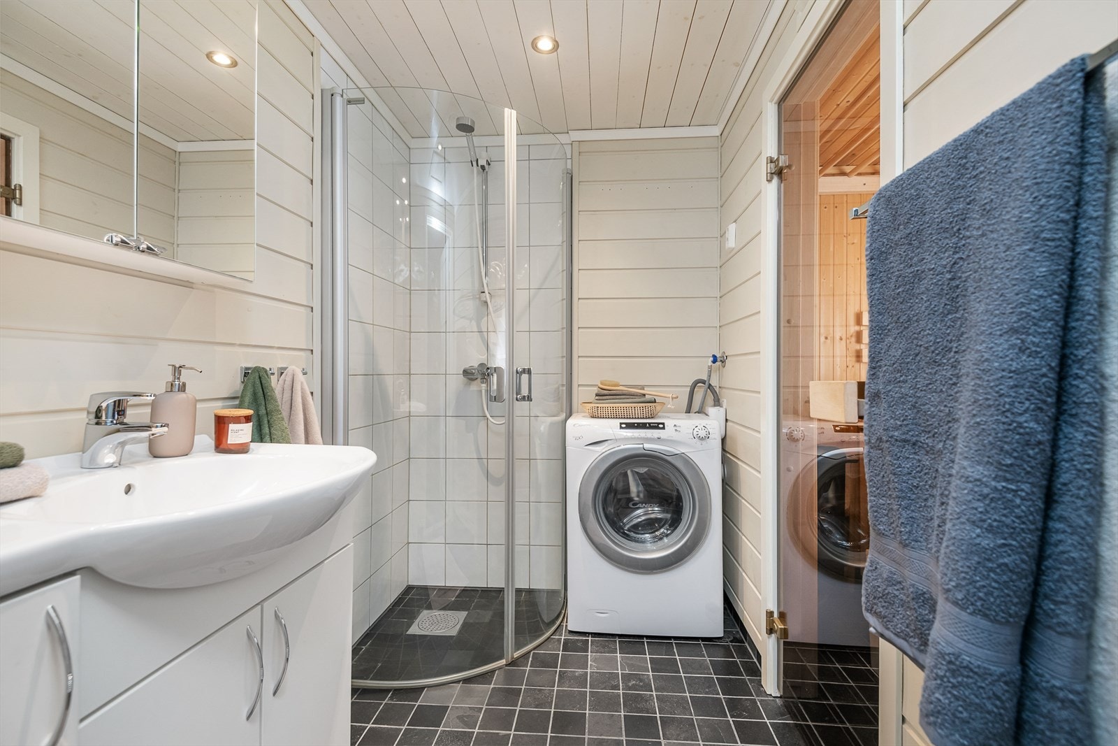 Leiligheten har videre et pent bad med fliser på gulvet med varme, og det er fliser og malt panel på veggene. Galleribilde