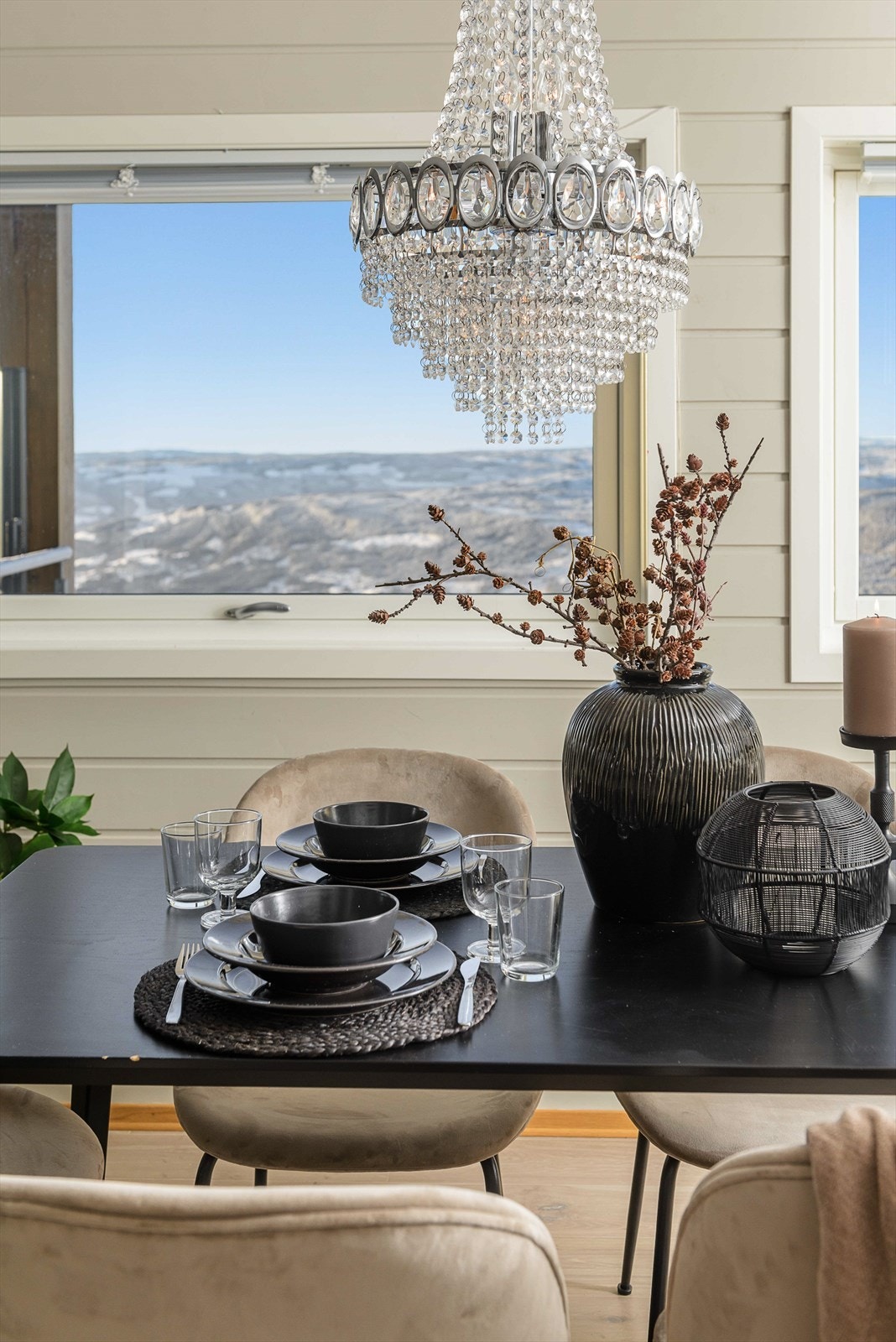 Nydelig utsikt også fra kjøkkenet og spiseplassen. Galleribilde