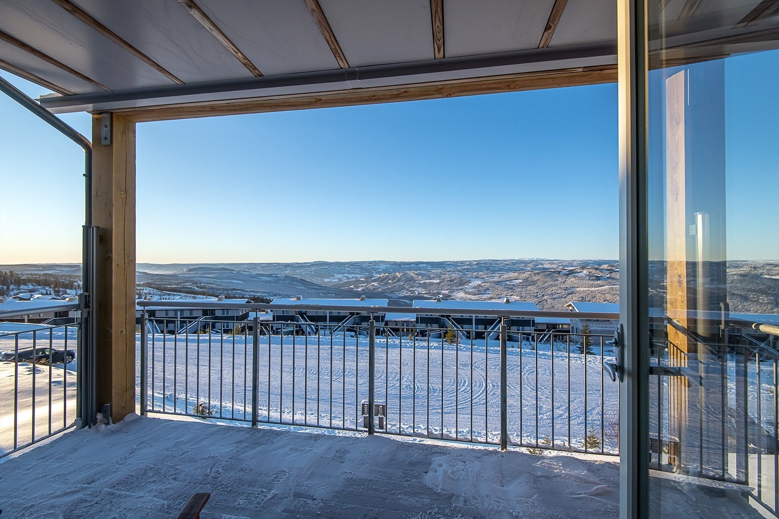 Solrik veranda med nydelig utsikt. Galleribilde