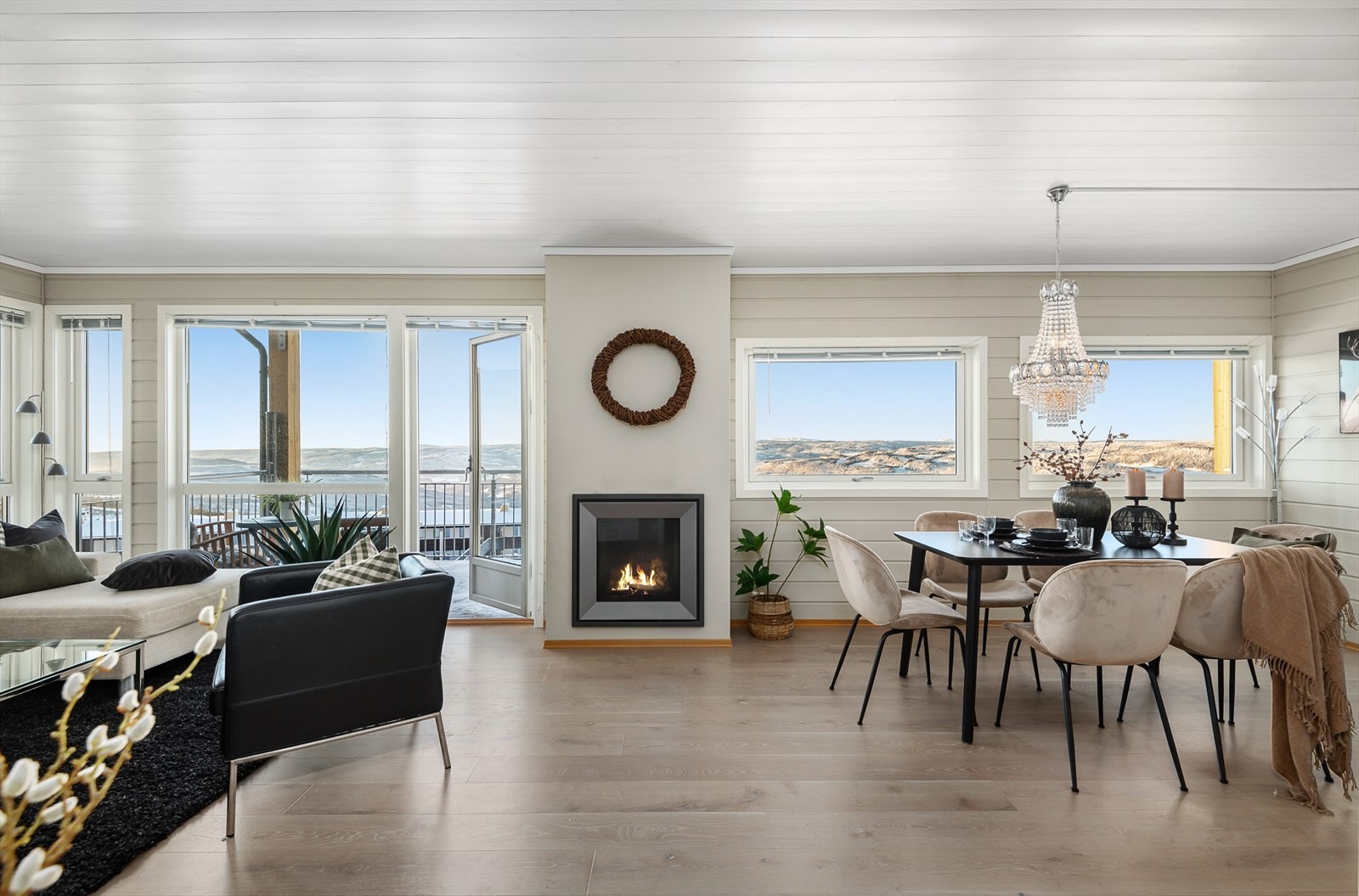 En innebygget gass peis som gir ekstra varme og legger til rette for skikkelig hyttekos. Galleribilde