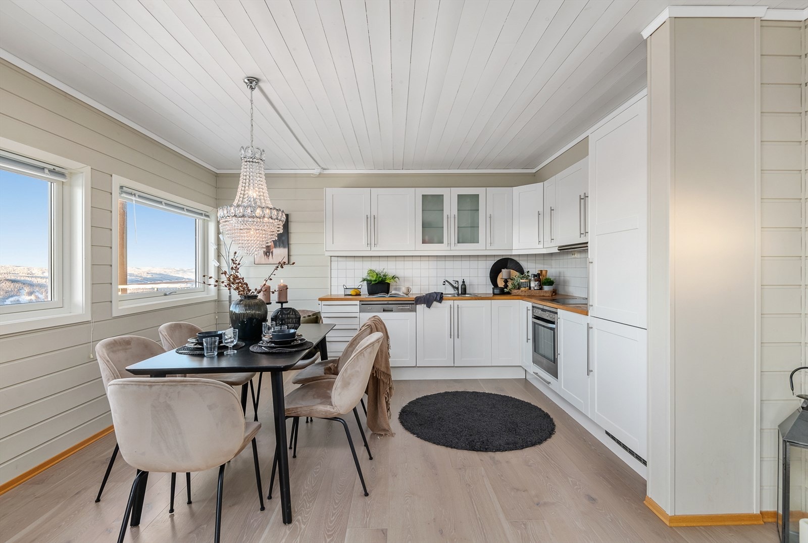 Kjøkkeninnredningen er i hjørneløsning og er stilren og plasseffektiv. Galleribilde