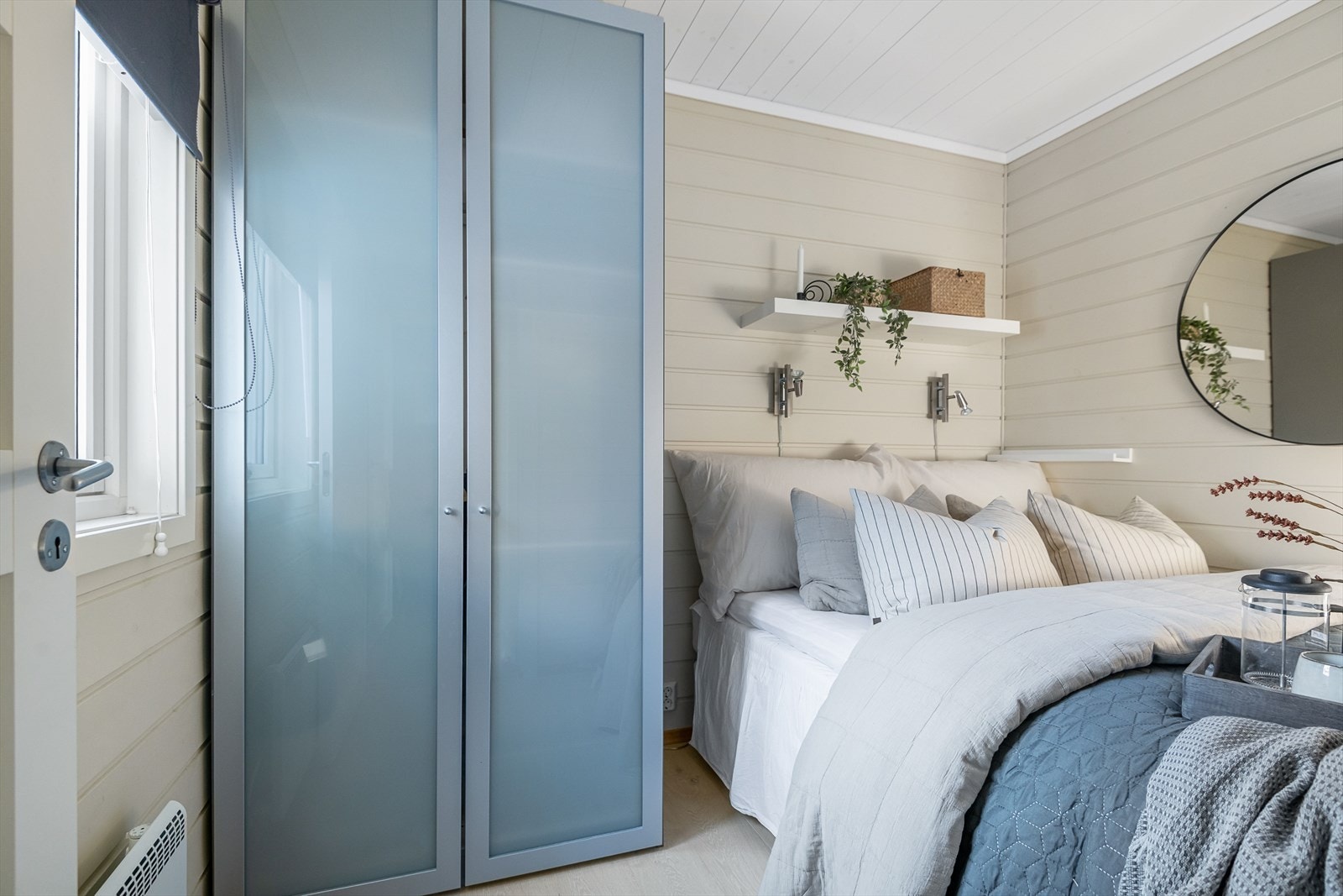 Leiligheten har to lyse soverom. Hovedsoverommet har plass til dobbeltseng og garderobeskap Galleribilde