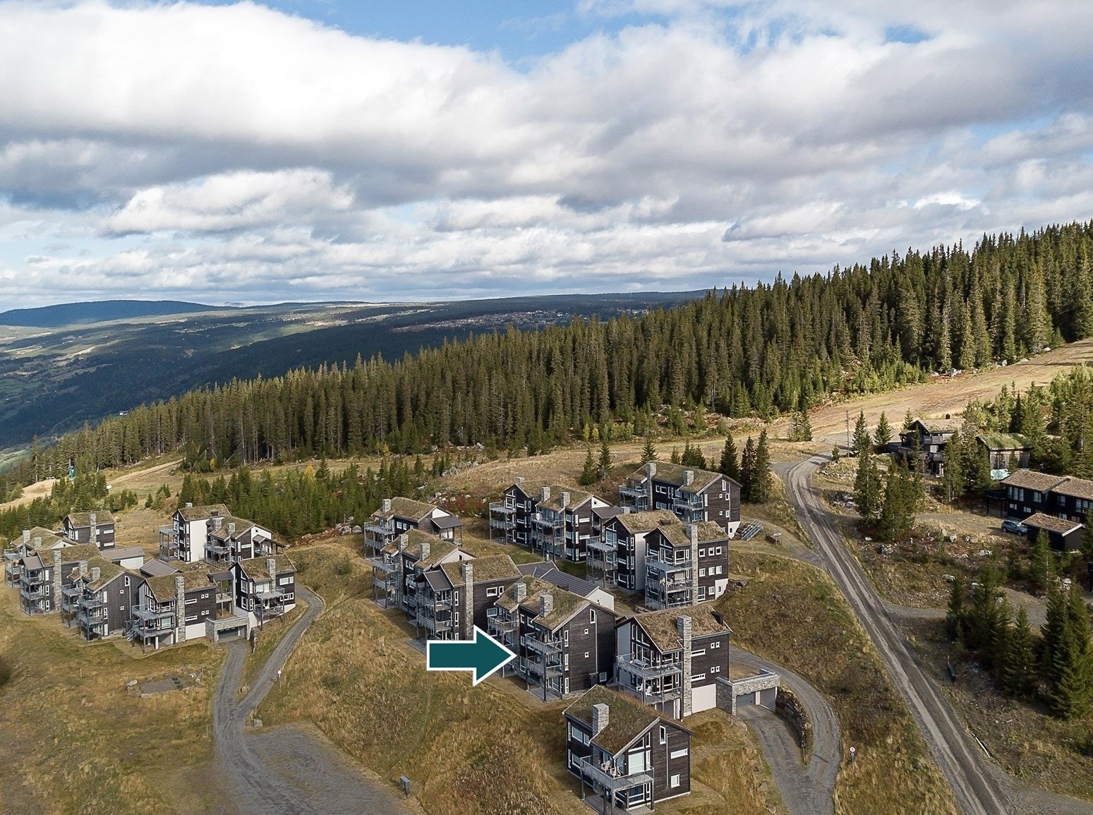 En lys og pen vestvendt leilighet i andre etasje på 57 kvm som ligger helt inntil alpinbakken i Hafjell. Galleribilde
