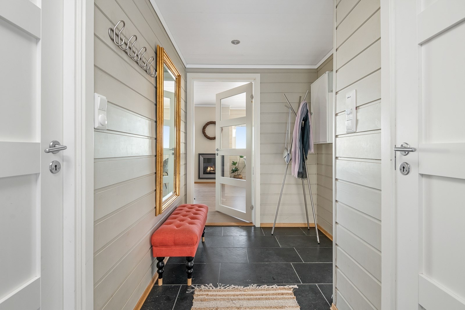 Lys og romslig entré med god plass til en knaggrekke og skoskap. Galleribilde