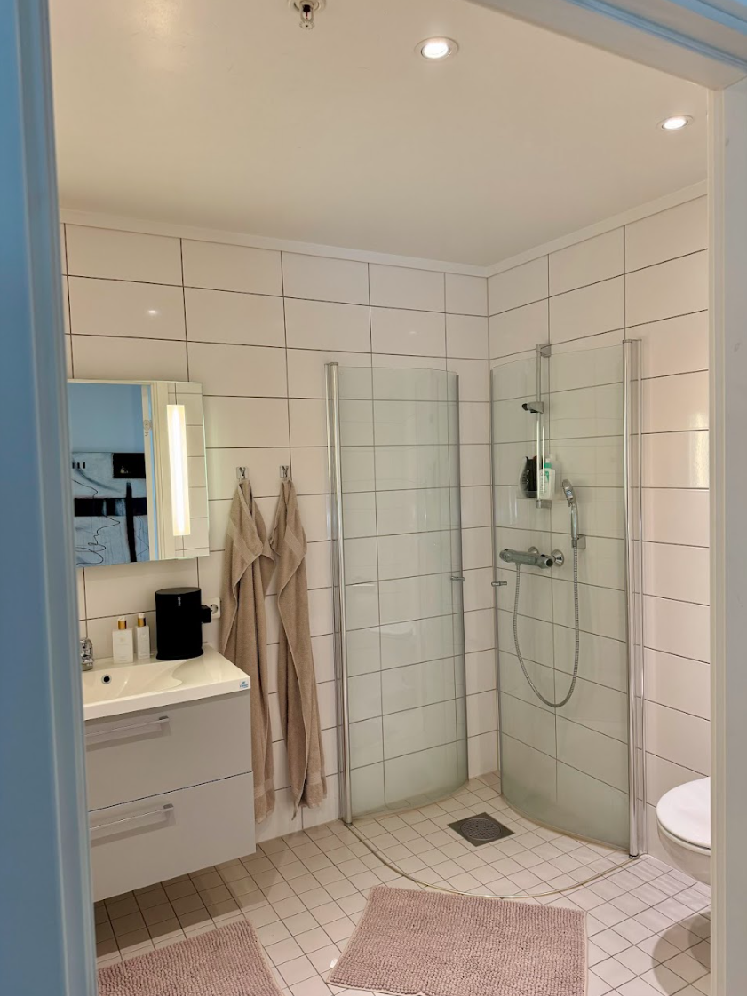 Stort bad med dusj Galleribilde