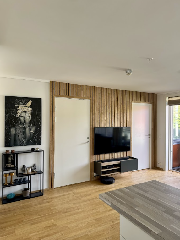 Moderne stue med spilevegg og opphengt TV Galleribilde