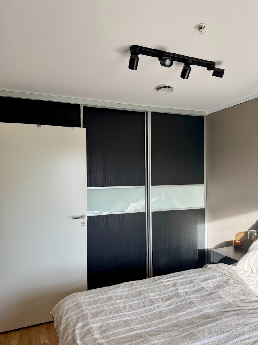 Hovedsoverom med masse skapplass Galleribilde