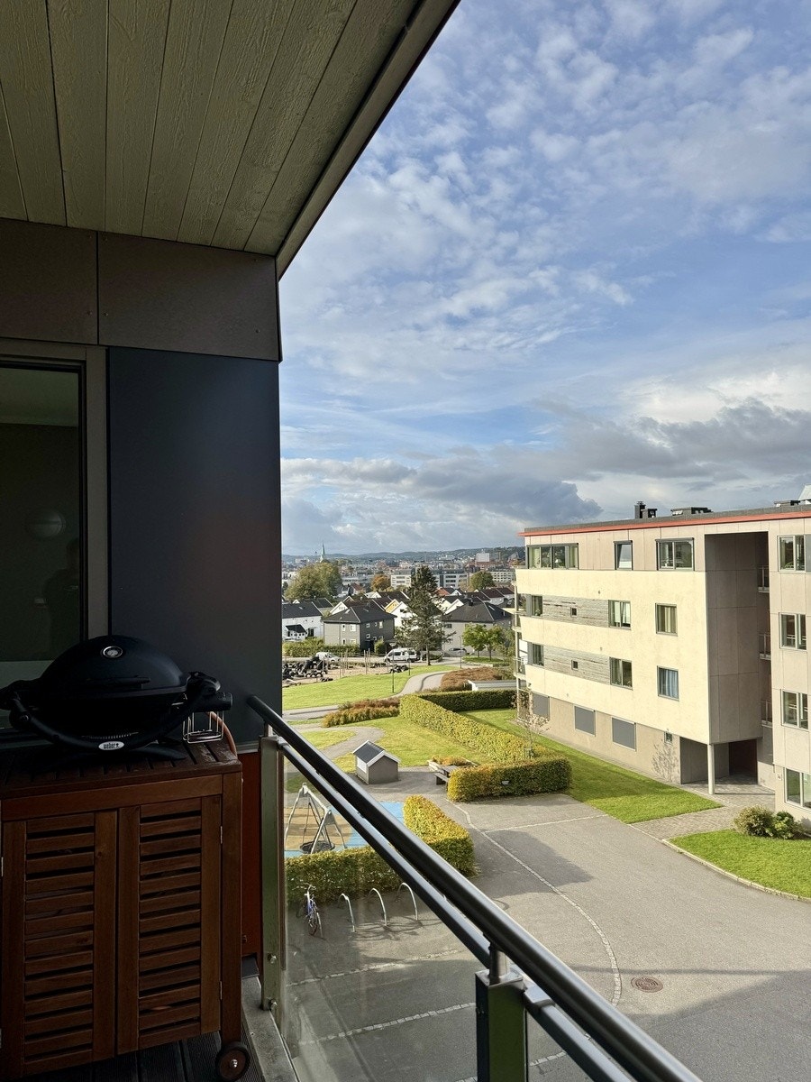 Utsikt mot sentrum fra balkong Galleribilde