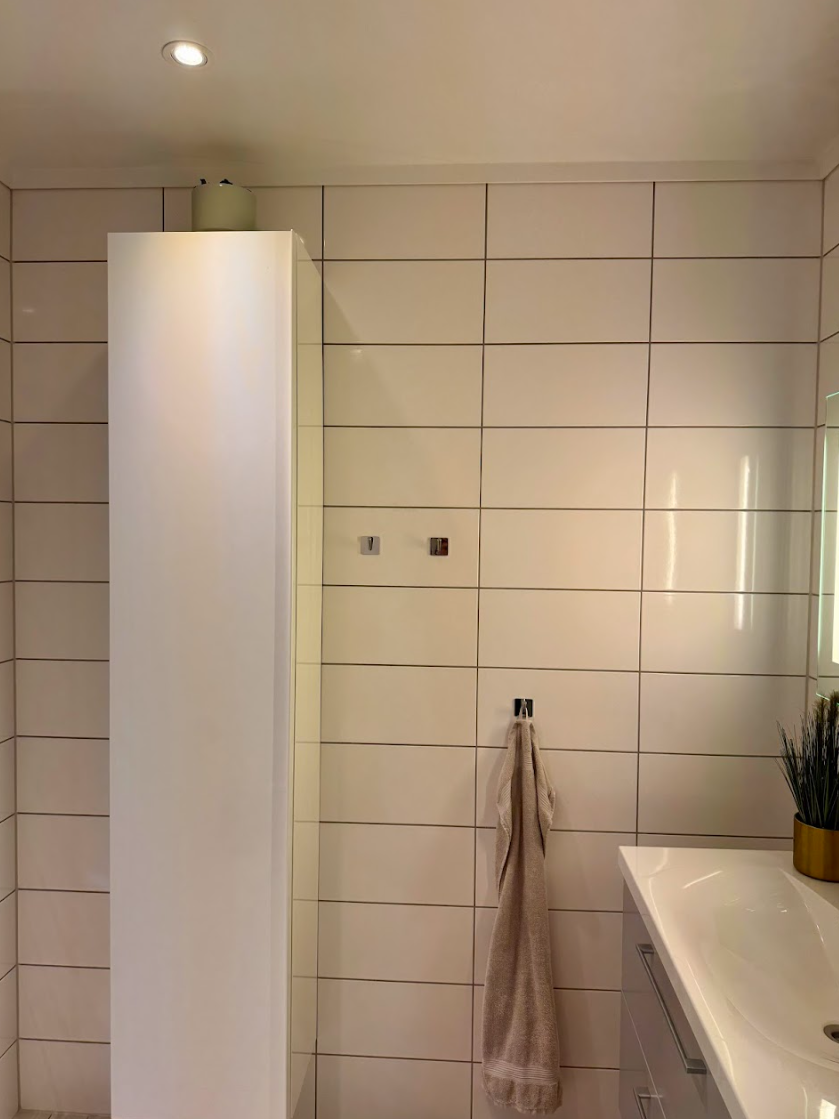 Stort bad med mye plass til oppbevaring Galleribilde