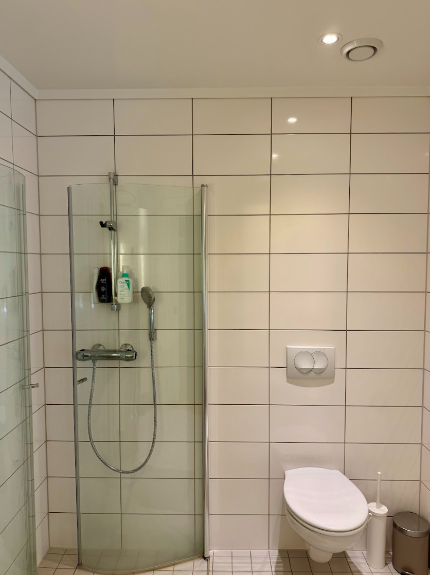 Stort bad med dusj og vegghengt toalett Galleribilde