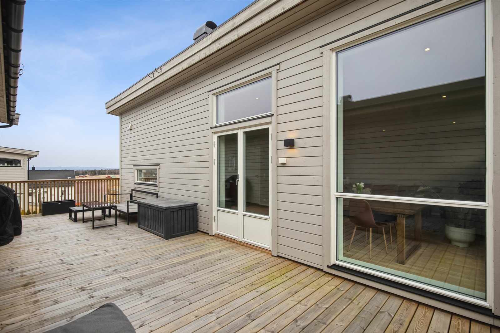 Utgang fra stue til en romslig balkong målt til ca. 35 kvm. Galleribilde