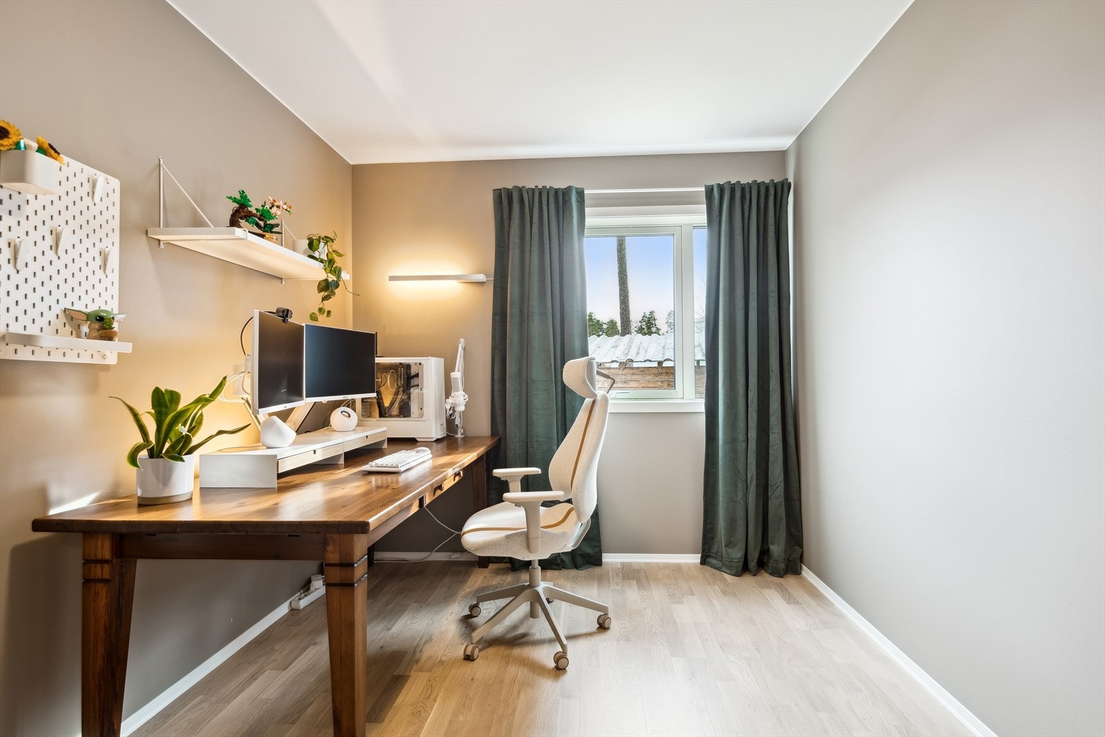 Flott soverom som blir idag benyttet som kontor. Galleribilde