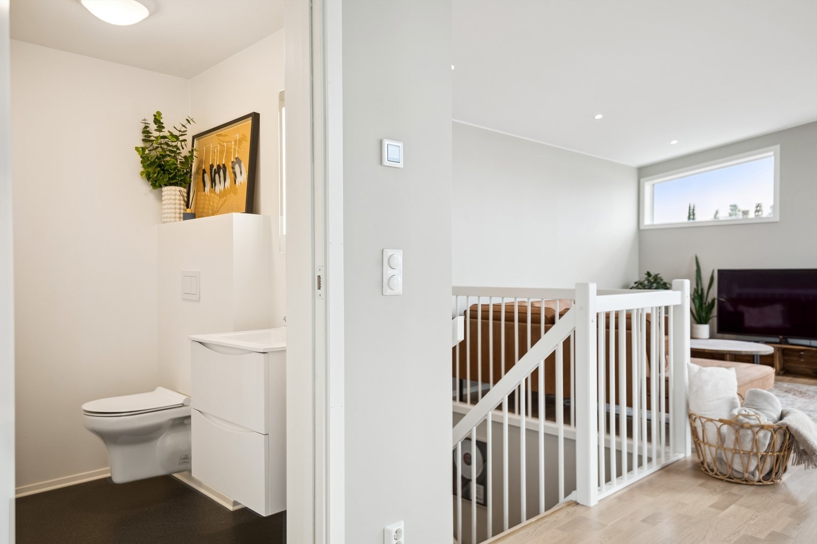 Boligen har et praktisk toalettrom med toalett og servant i 2. etasje. Galleribilde