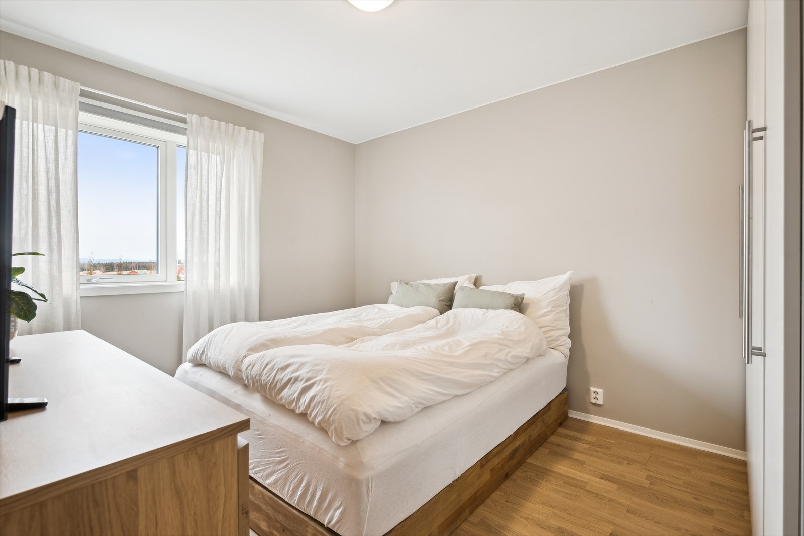 Boligen har totalt 3 gode soverom i 1. etasje. Hovedsoverommet har flott garderobeløsning. Galleribilde