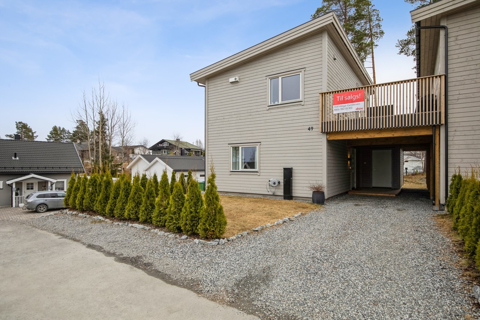 Med boligen medfølger parkeringsplass i carport. I tillegg er det tilgang på en utvendig sportsbod ved carport. Galleribilde
