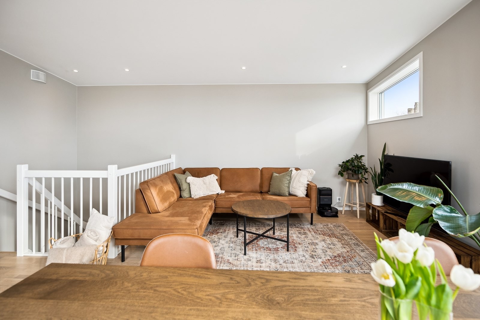 Stue har god plass til sofamøblement og TV-bord. Galleribilde