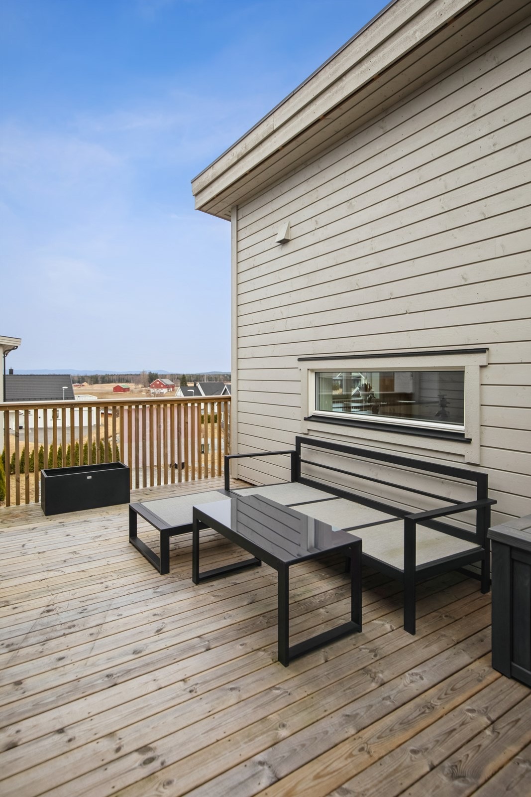 Eneboligen har har gode solforhold og flott utsyn over et nydelig kulturlandskap. Galleribilde