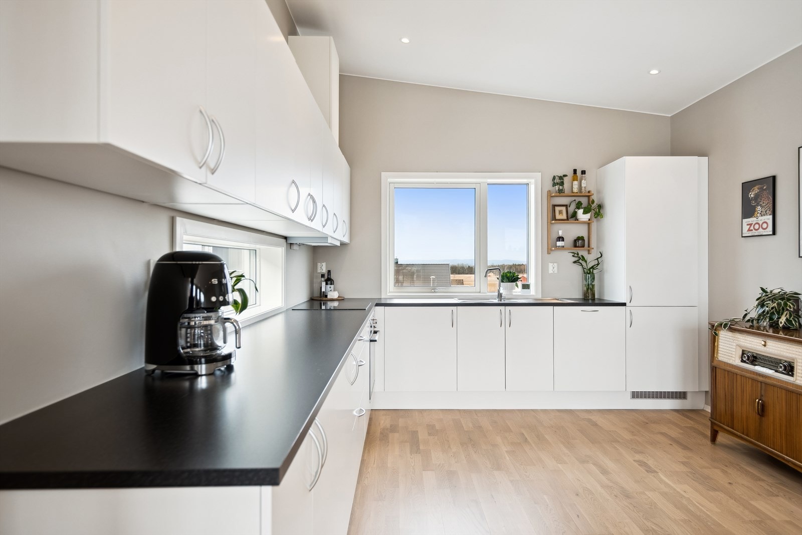 Kjøkkenet har en hvitt glatt kjøkken med laminert benkeplate. Her er det oppvaskkum og integrert oppvaskmaskin. Galleribilde