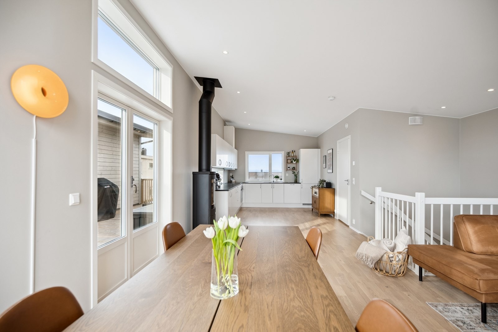 Stuen står i åpen løsning til kjøkkenet. Galleribilde