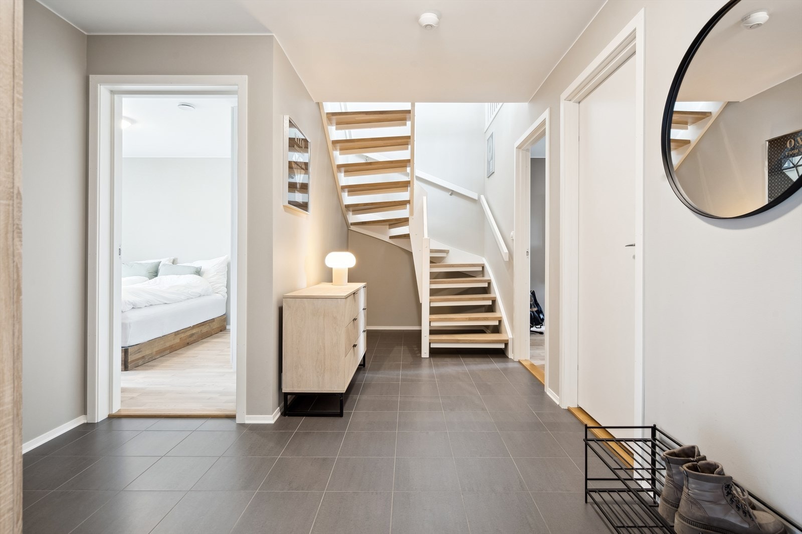 Entreen har videre adkomst til boligen andre etasje. Galleribilde