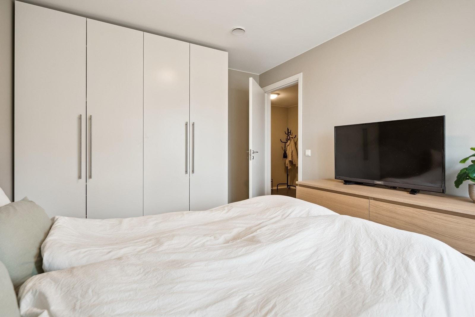 Godt med skapplass på hovedsoverommet. Galleribilde