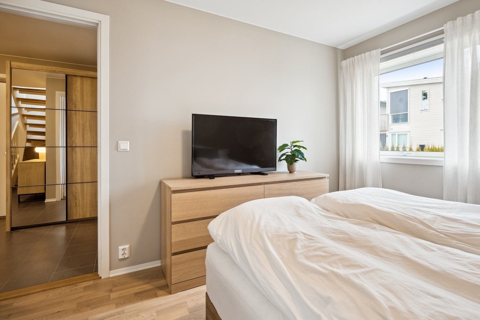 Hovedsoverommet har tilgang på mye naturlig lys fra et stort vindu. Galleribilde