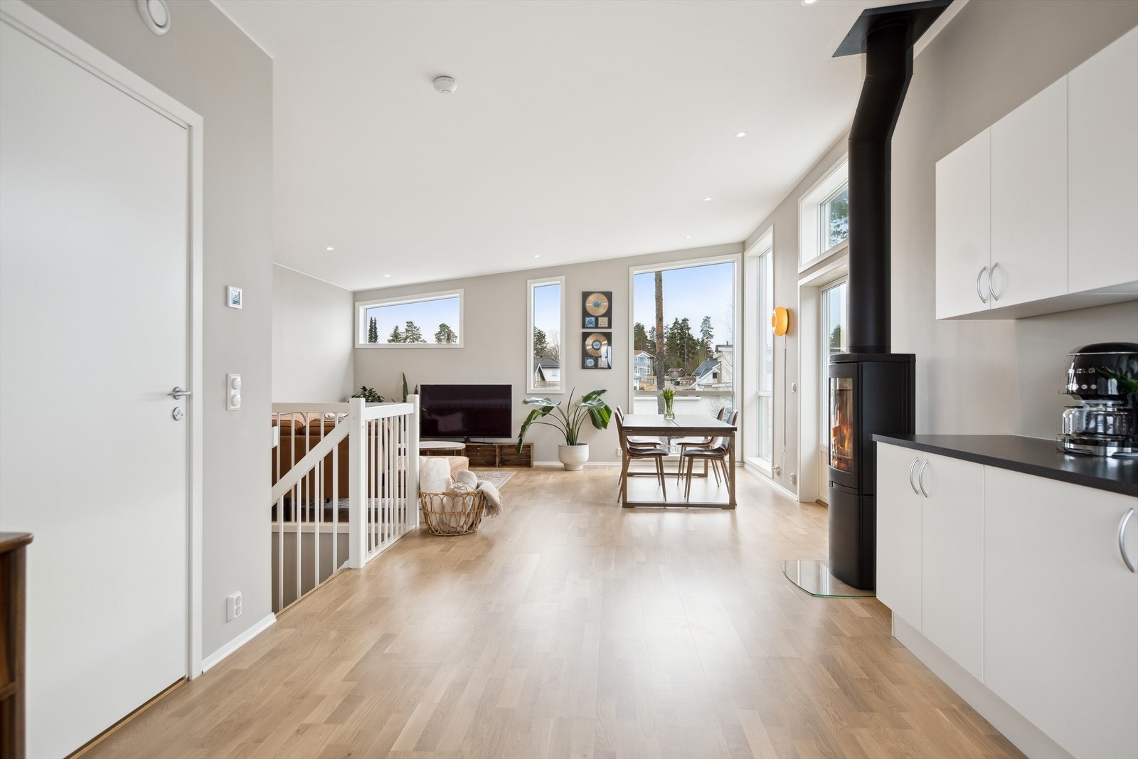 Boligen har en lys og fin stue, med masse naturlig lys og utgang til en stor terrasse. Galleribilde