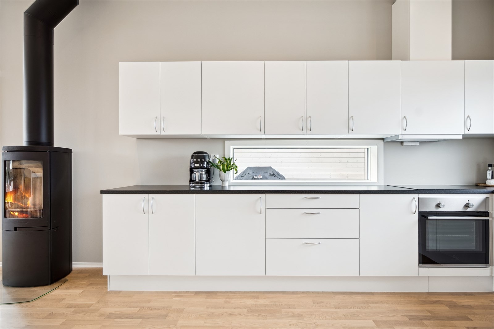 Kjøkkenet har integrert keramisk koketopp, komfyr, mikro og kjøleskap med fryser. Galleribilde