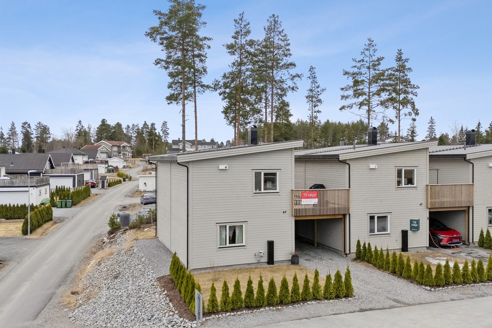 Eneboligen ligger meget barnevennlig og naturskjønt til på Fjellfoten. Galleribilde