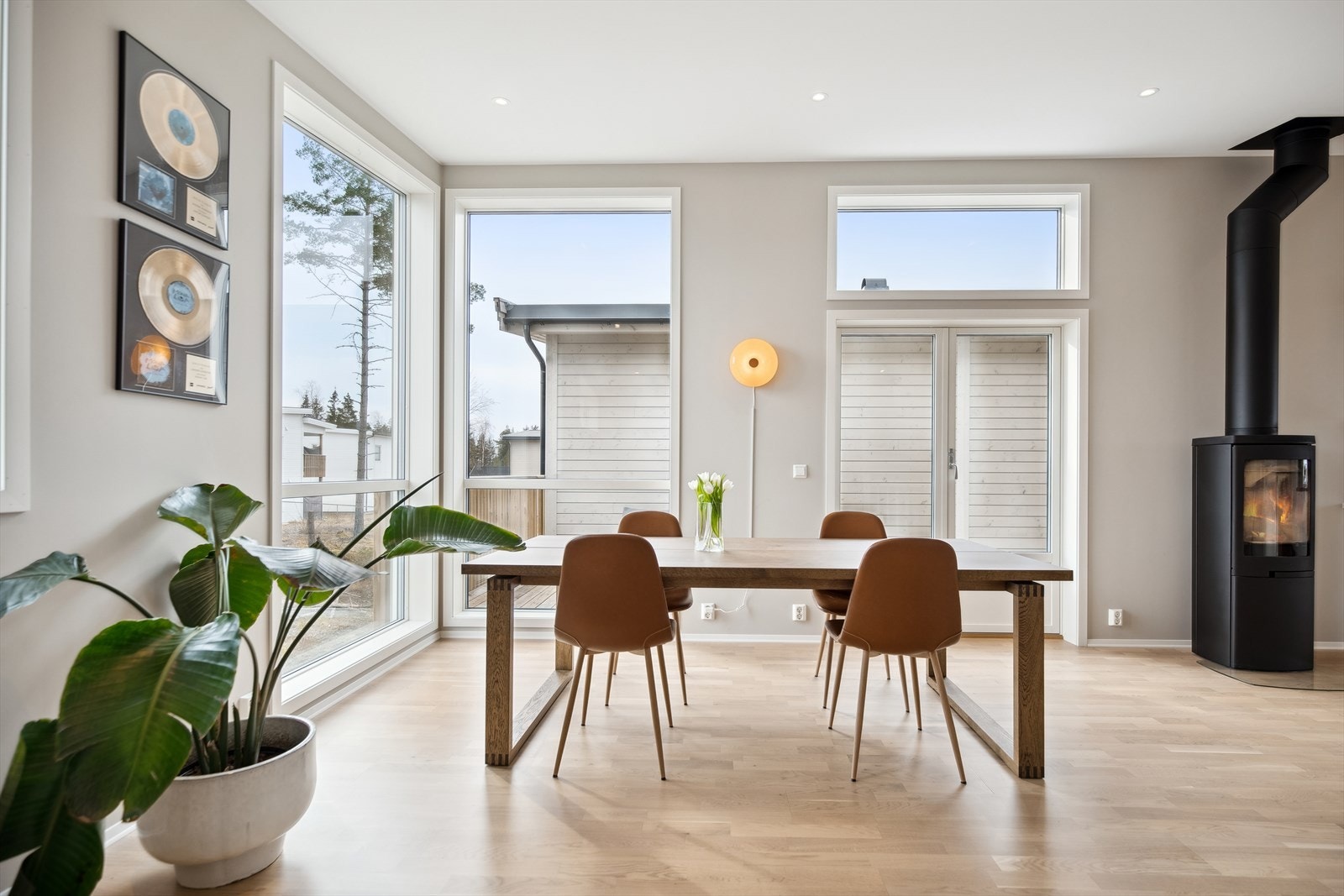 I stuen er det god plass til spisebord med tilhørende stoler og mye naturlig lys fra store vidnuer. Galleribilde