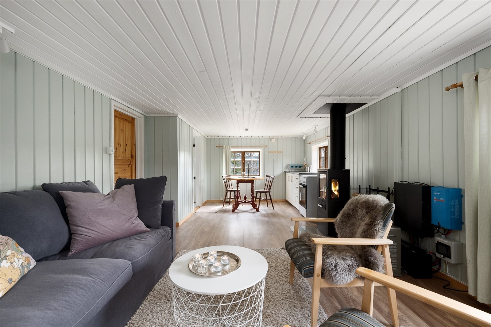 Rommet er malt i duse og innbydende farger. Galleribilde