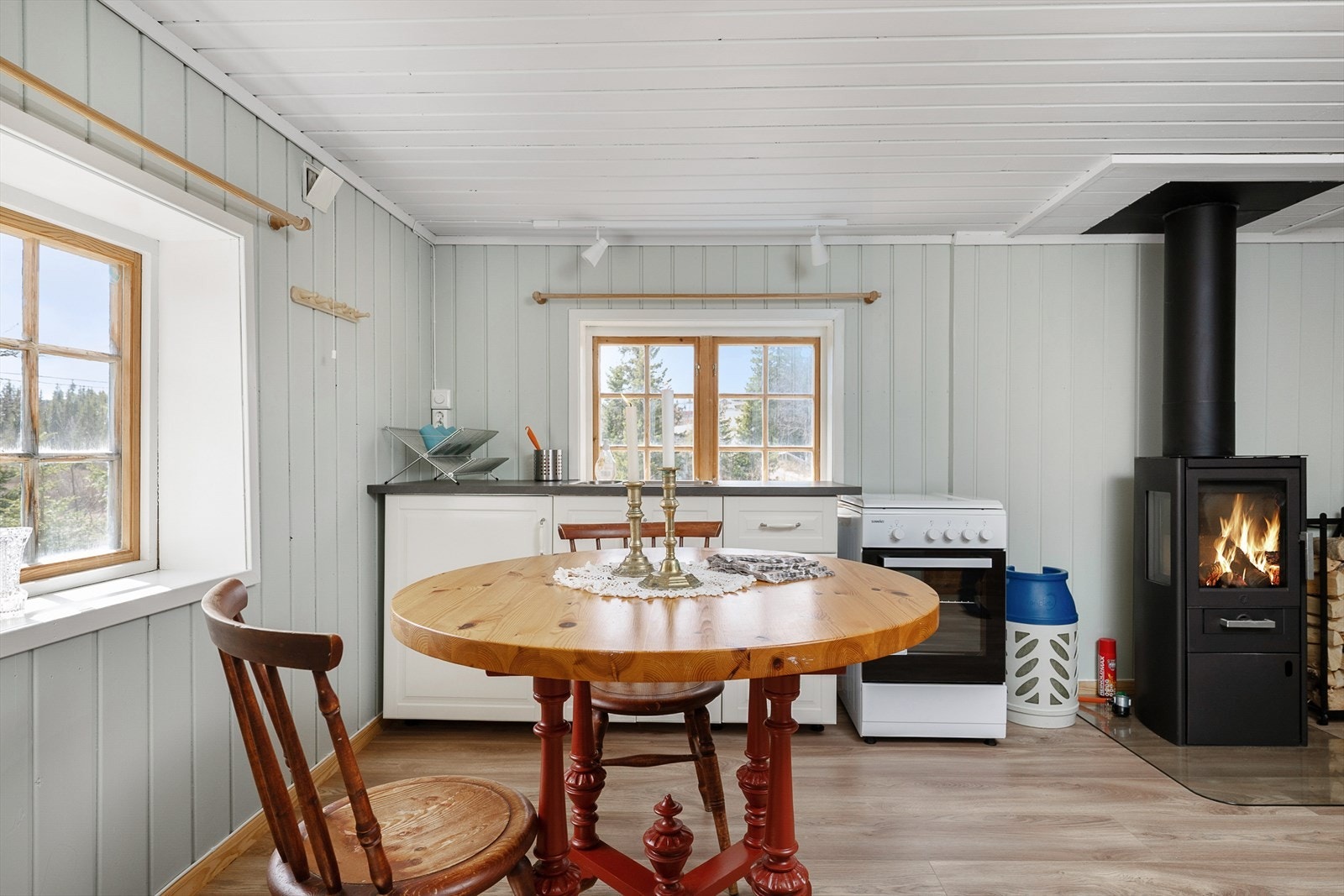 Kjøkkenet har en frittstående gasskomfyr. Galleribilde