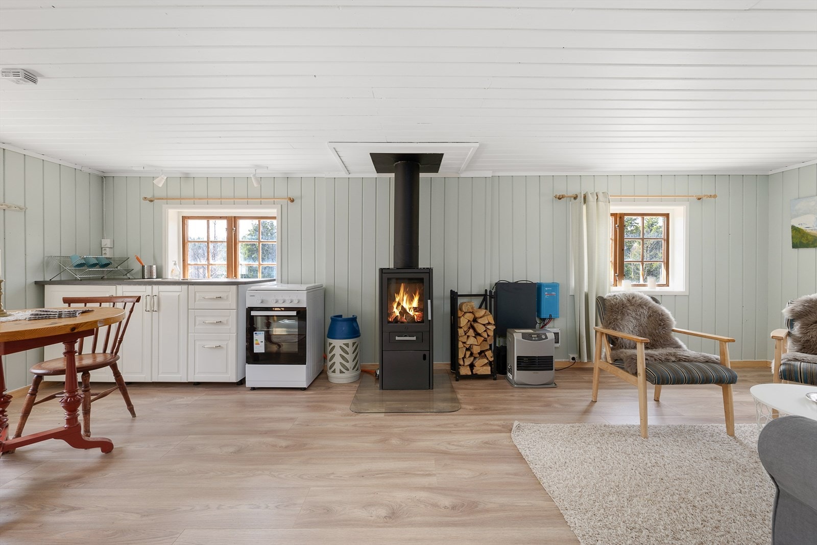 Effektiv vedovn fra 2021. 230V solcelleanlegg med lys, dimmere og stikkontakter i alle rom. Kapasiteten er ca. 800W samlet Galleribilde