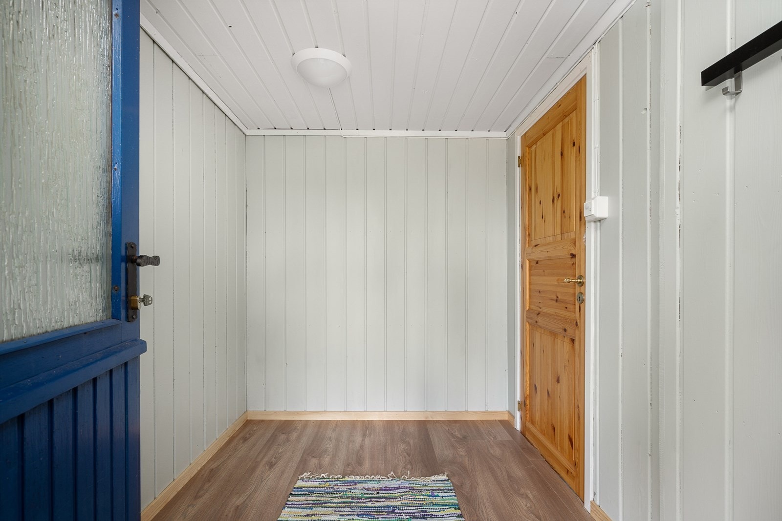 Entré med god plass til oppbevaring av klær og sko. Galleribilde