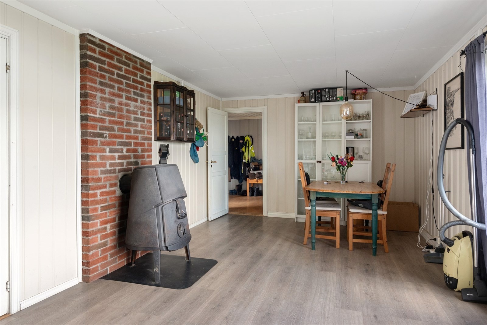 Spisestue/ stue i påbygd del - Vedovn Galleribilde