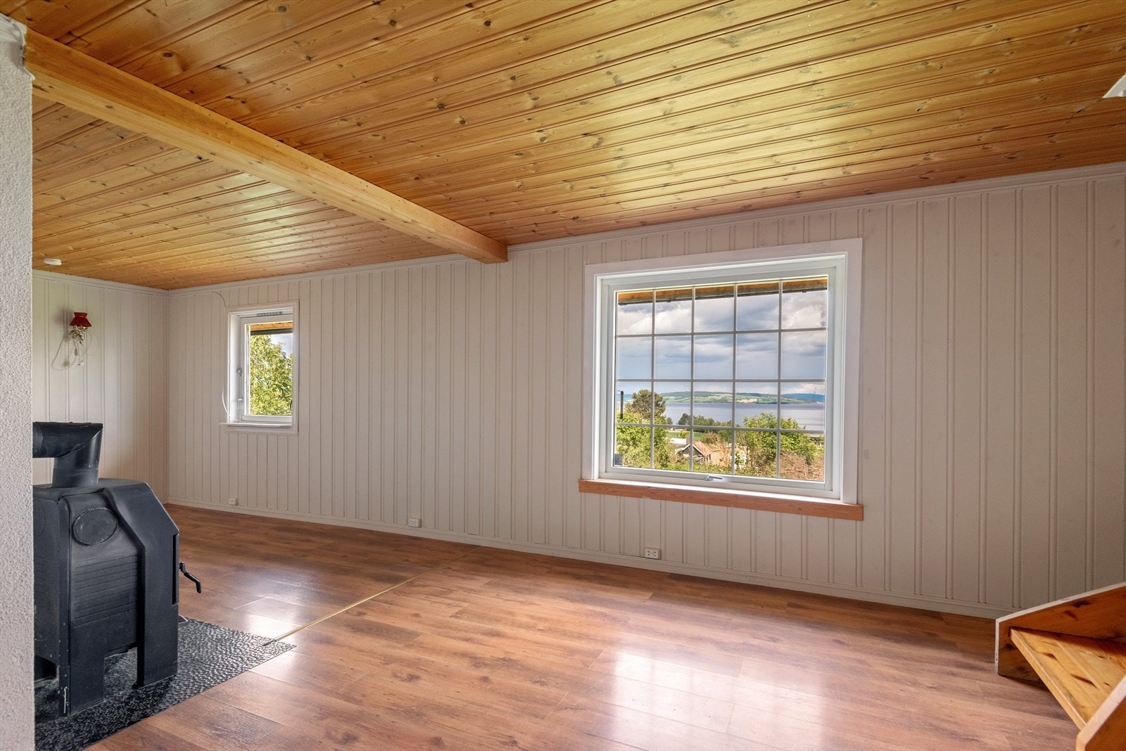Stue opprinnelig del - Det er fin utsikt fra boligen i begge etasjer Galleribilde