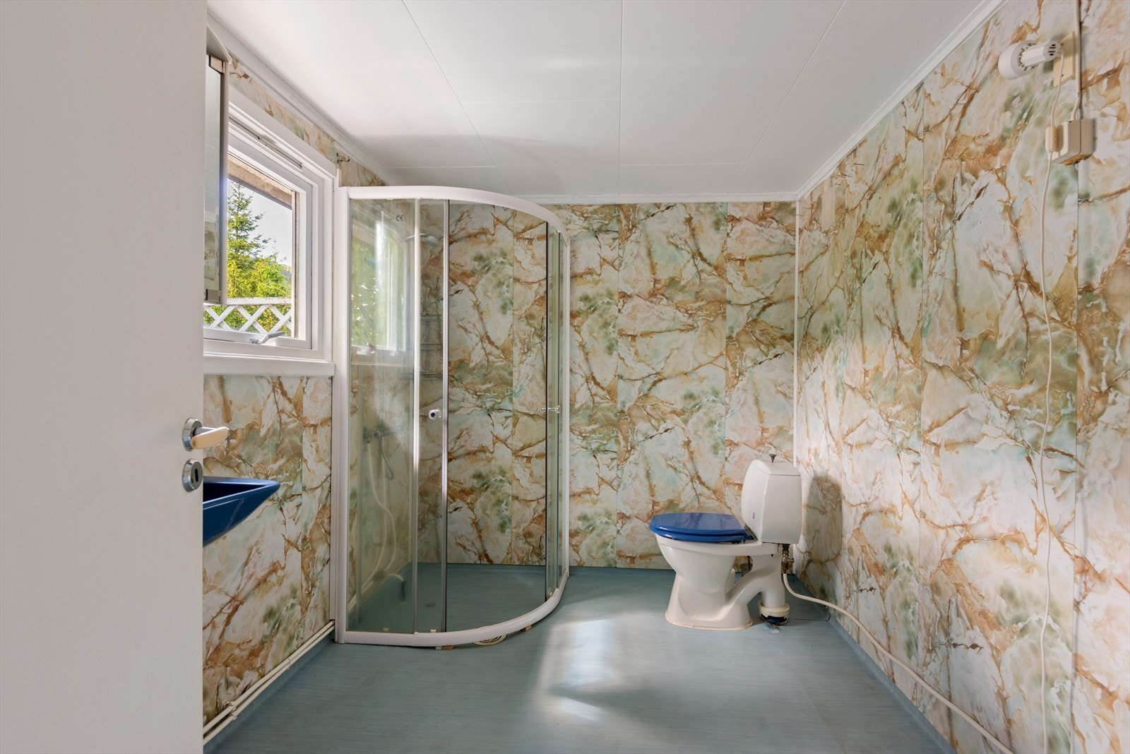 Bad opprinnelig del med dusj og wc samt vask Galleribilde