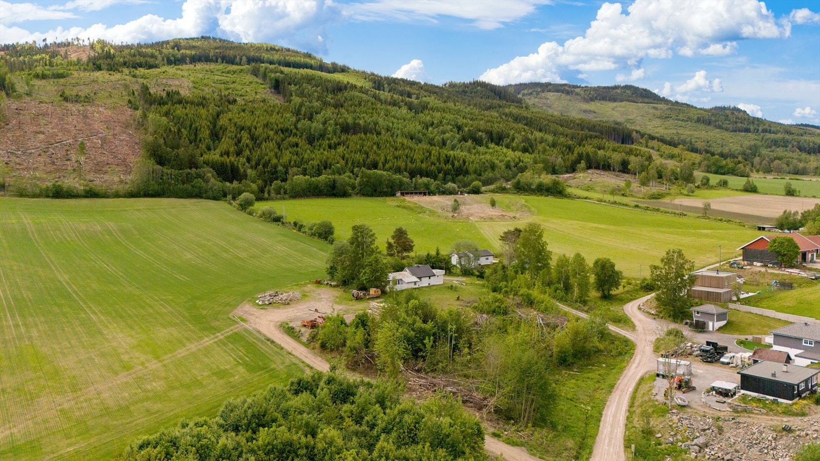 Fasade - Landlig beliggenhet - Jakt og fiskemuligheter på Totenåsen Galleribilde