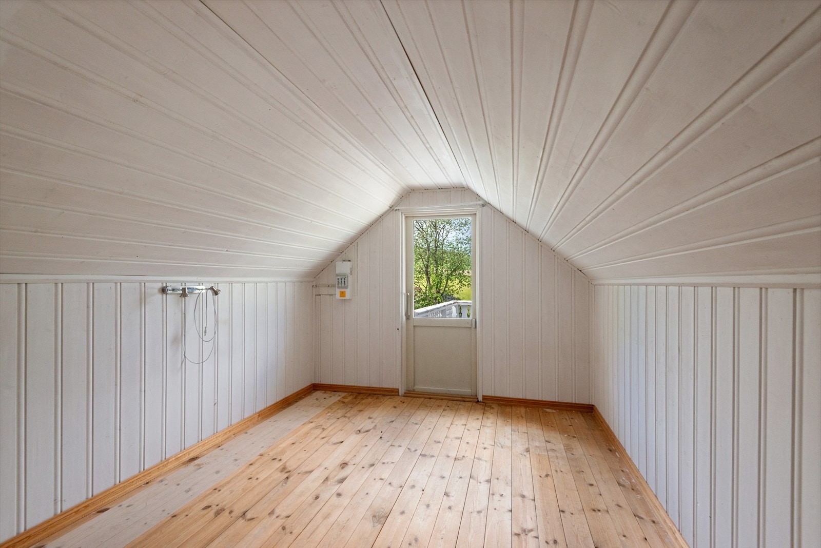 Loftstue opprinnelig del - Oppdatert inntak på EL-anlegg - Utgang til romslig terrasse med flott utsikt Galleribilde