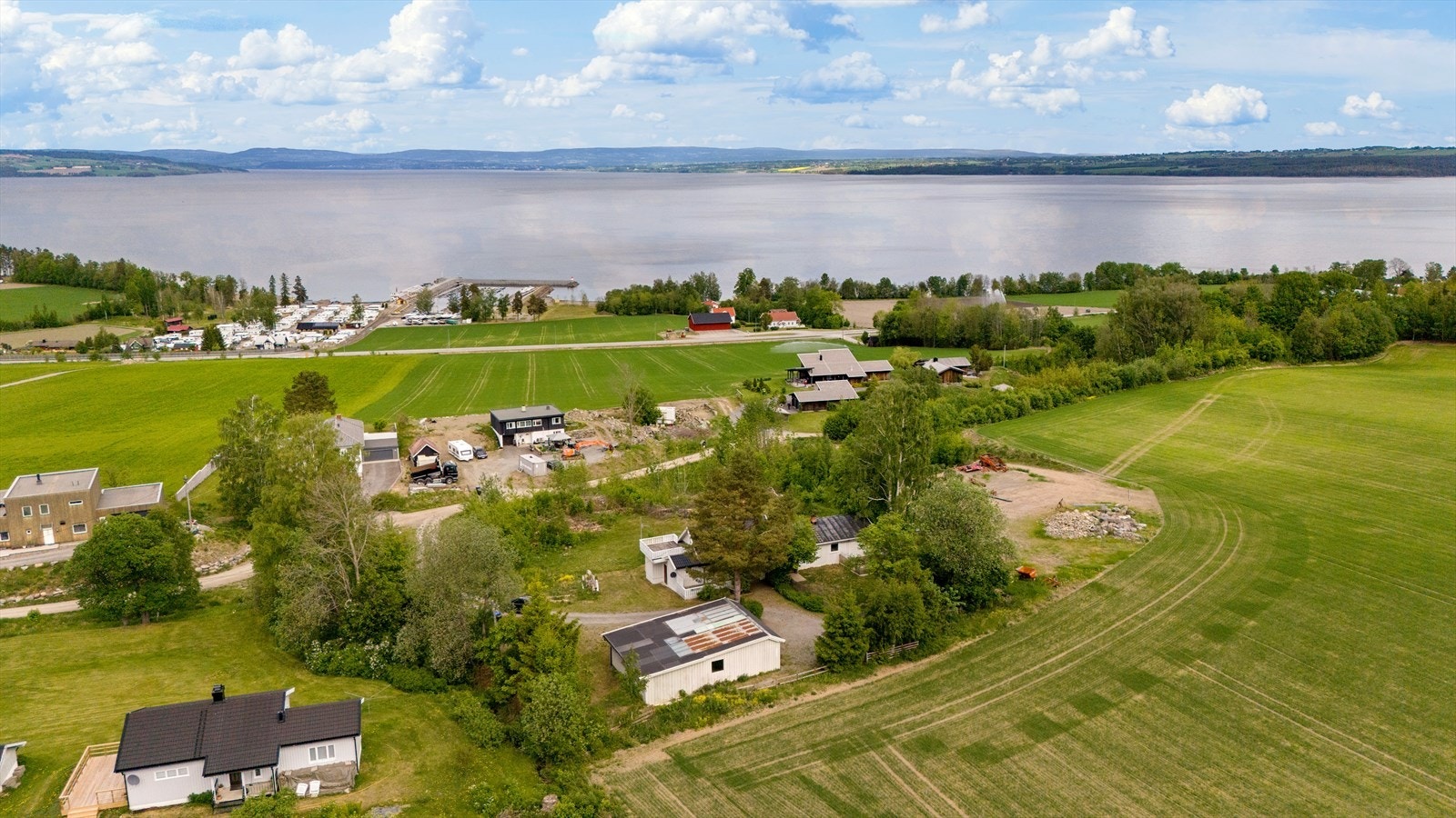 Fin beliggenhet nær Evjua badestrand og båthavn med restaurant Viken II Galleribilde
