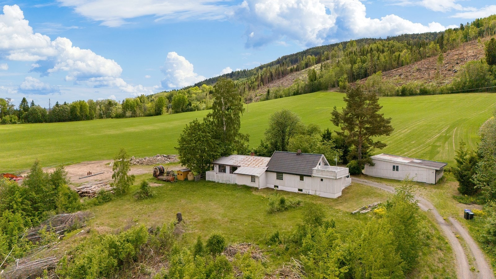Det er hovedsakelig eldre boligstandard og renovering må påregnes - Stort uthus 92 kvm og har god plass til bl.a. biler Galleribilde
