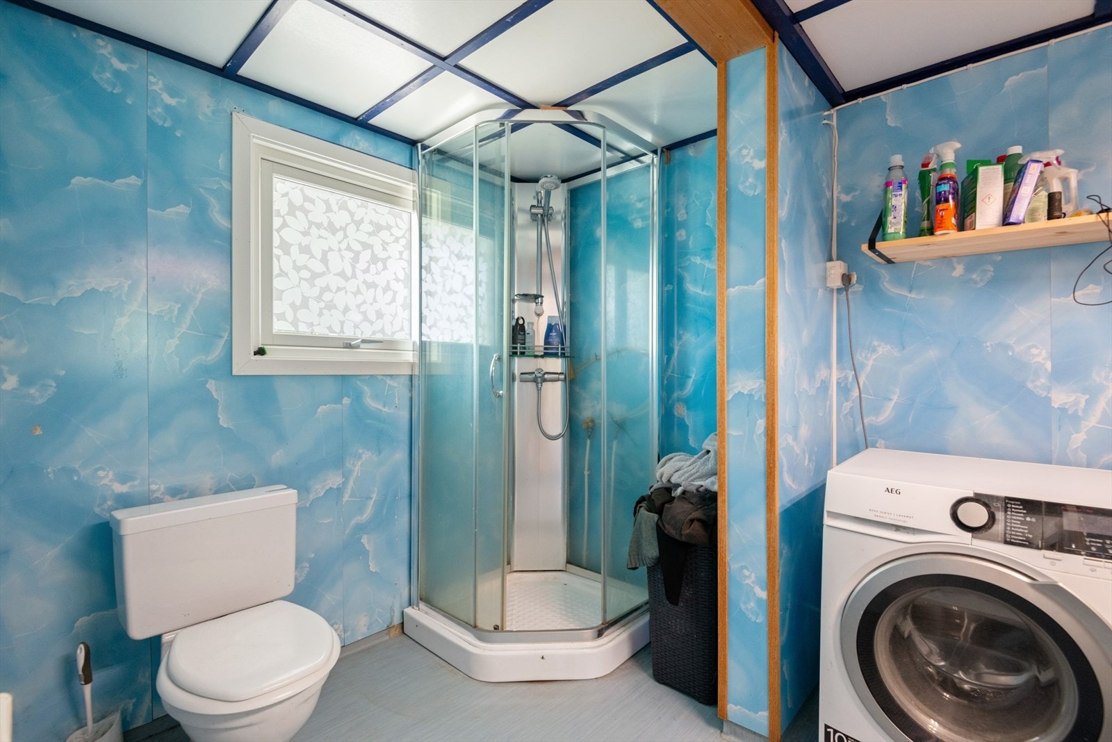 Bad/wc i påbygd del - Dusjkabinett - Innlagt offentlig vann og avløp til eiendommen Galleribilde