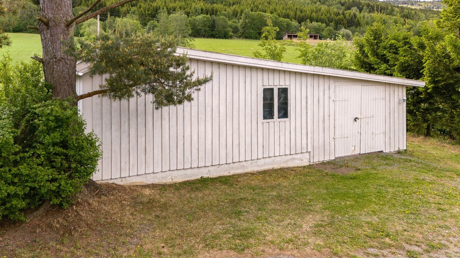 Det er støpt gulv i garasje med innkjøring på siden, og har god plass i lengderetning også Galleribilde