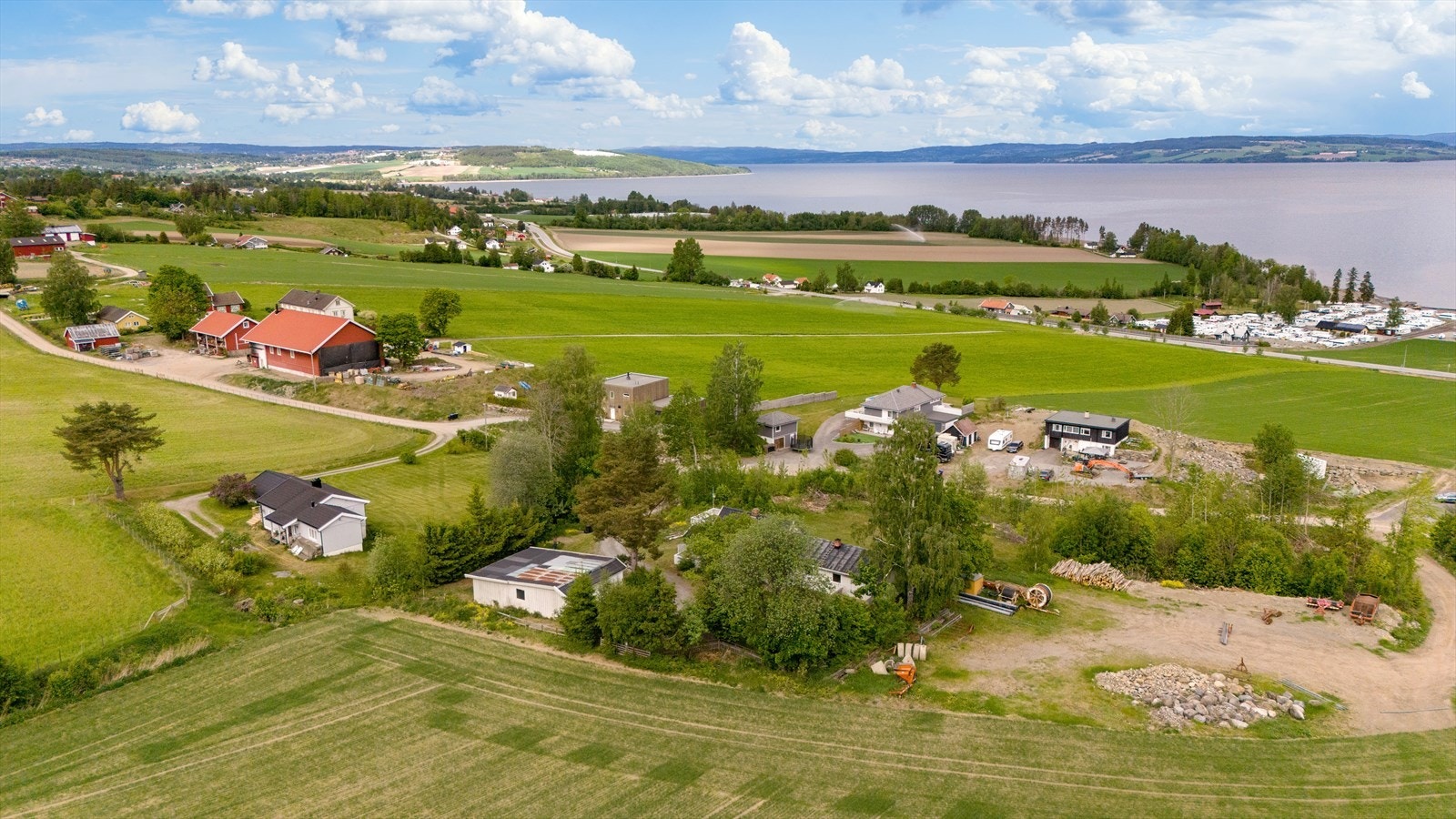 Oversikt bak fra eiendommen- Barnevennlig med gang- og sykkelvei til skole, barnehage og til Skreia sentrum Galleribilde