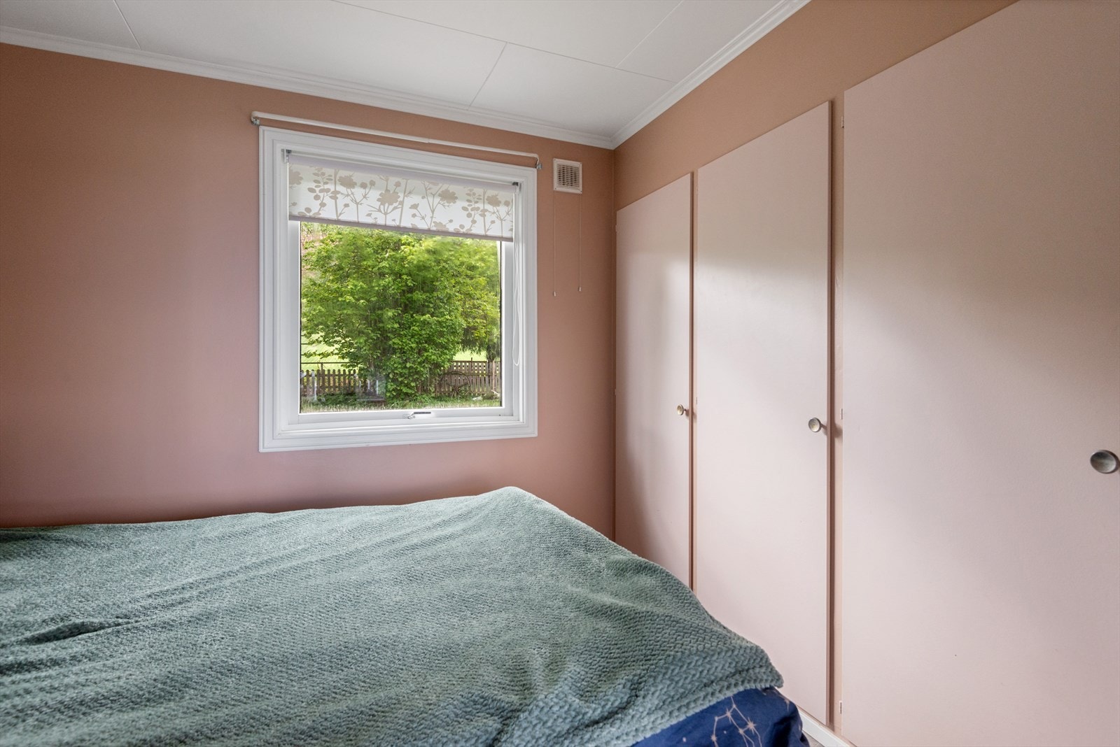 Soverom i påbygd del med vindu inn mot hagen - Godt med garderobeplass Galleribilde