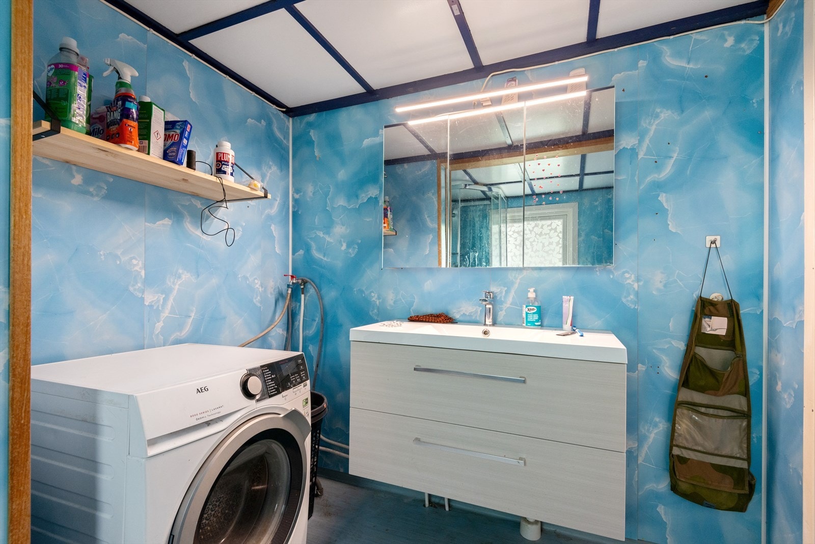 Bad/wc i påbygd del - Opplegg til vaskemaskin - Moderne baderomsvask og speil Galleribilde