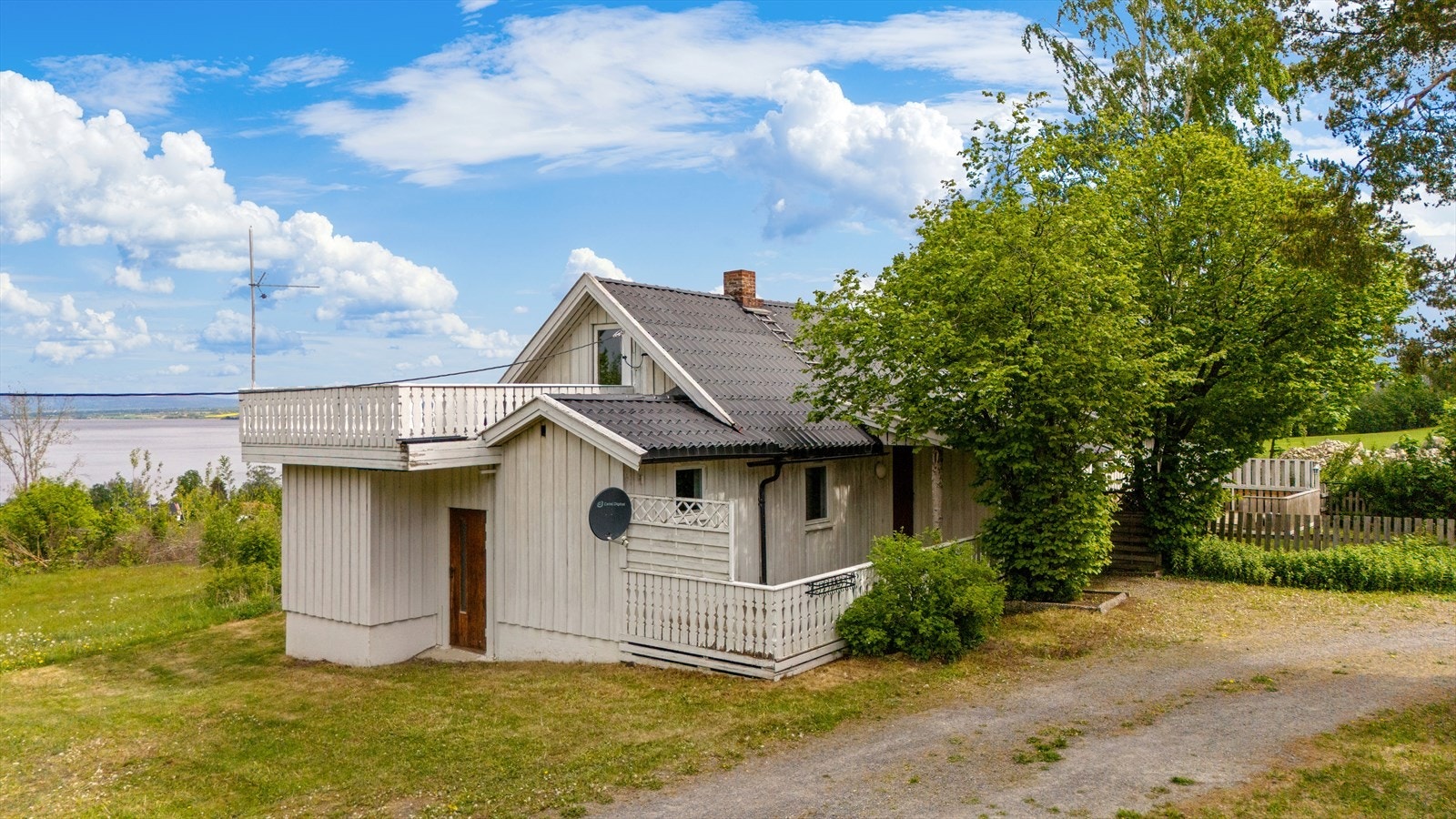 Fasade - Separat dør under terrassen som går ned til en kjeller under opprinnelig del Galleribilde