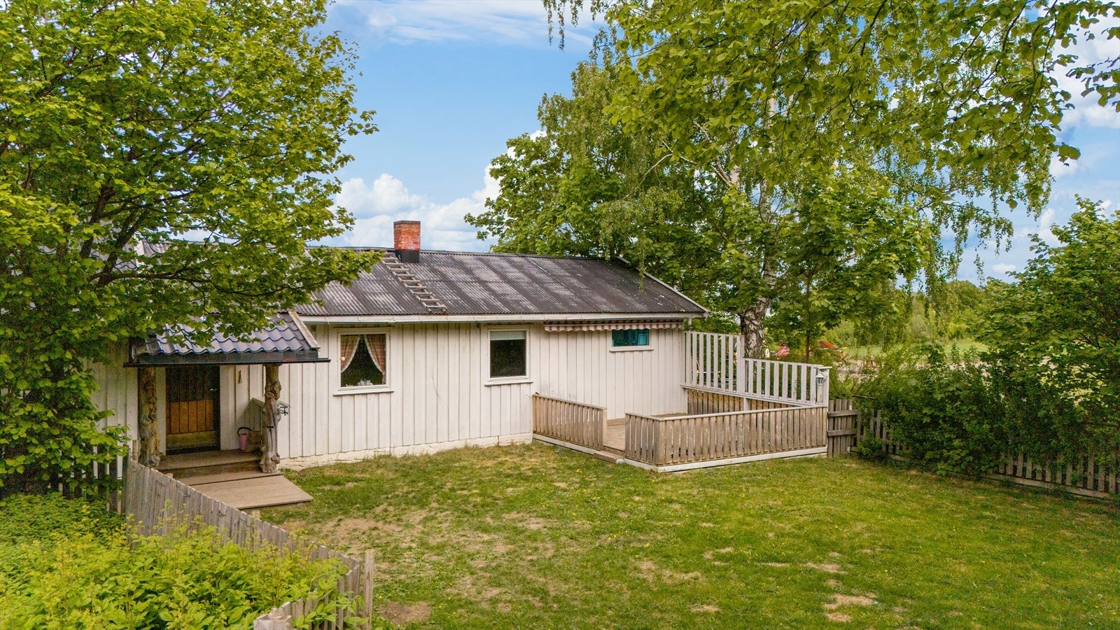 Del 2 er i dag bebodd - Separat inngang i påbygd del oppført ca 1975 - Stig på! Galleribilde