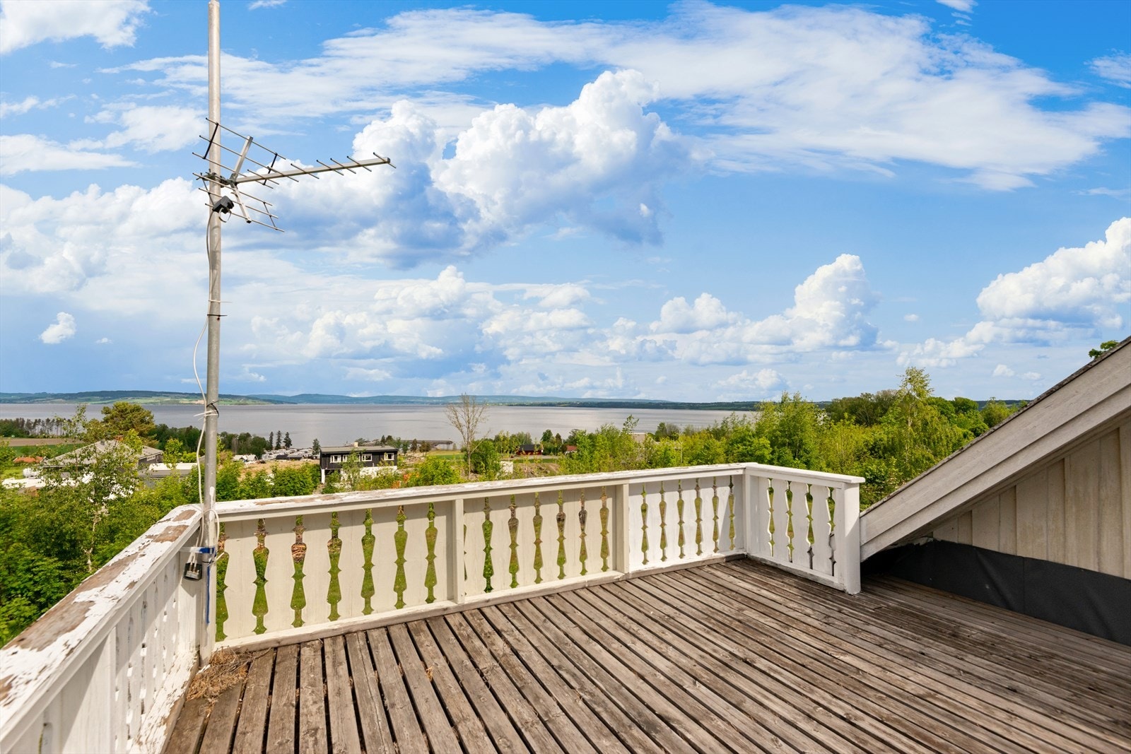 Takterrasse opprinnelig del -Utgang fra loftetasje - Flotte sol- og utsiktsforhold mot Mjøsa Galleribilde