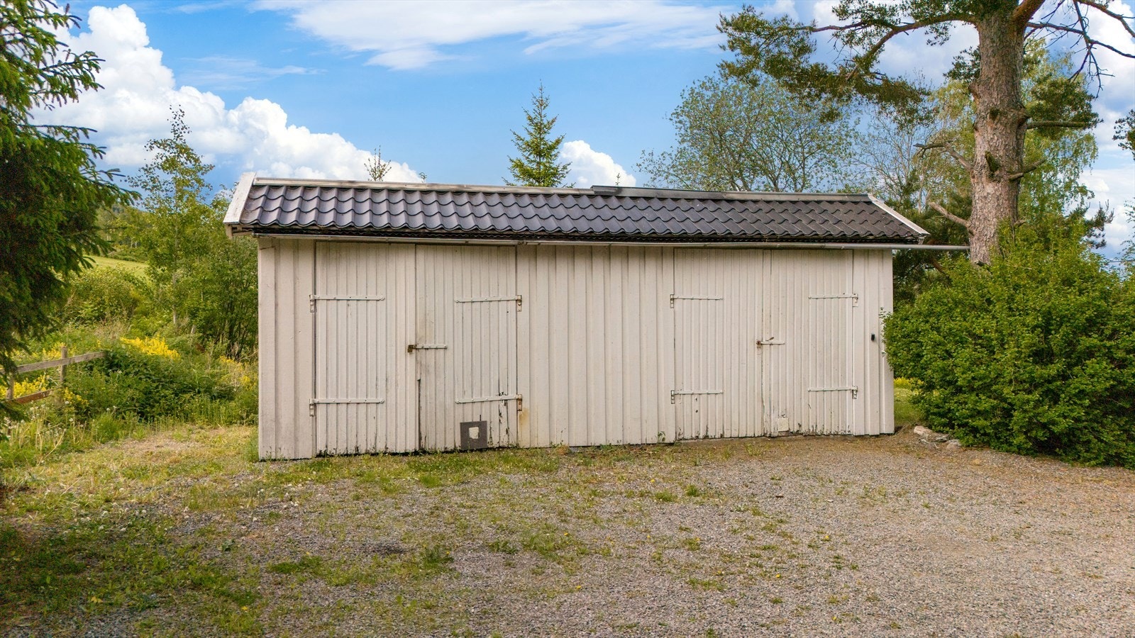 Garasje/uthus på hele ca 92 kvm - Det er støpt gulv - Port til venstre ble benyttet til verksted med grav Galleribilde